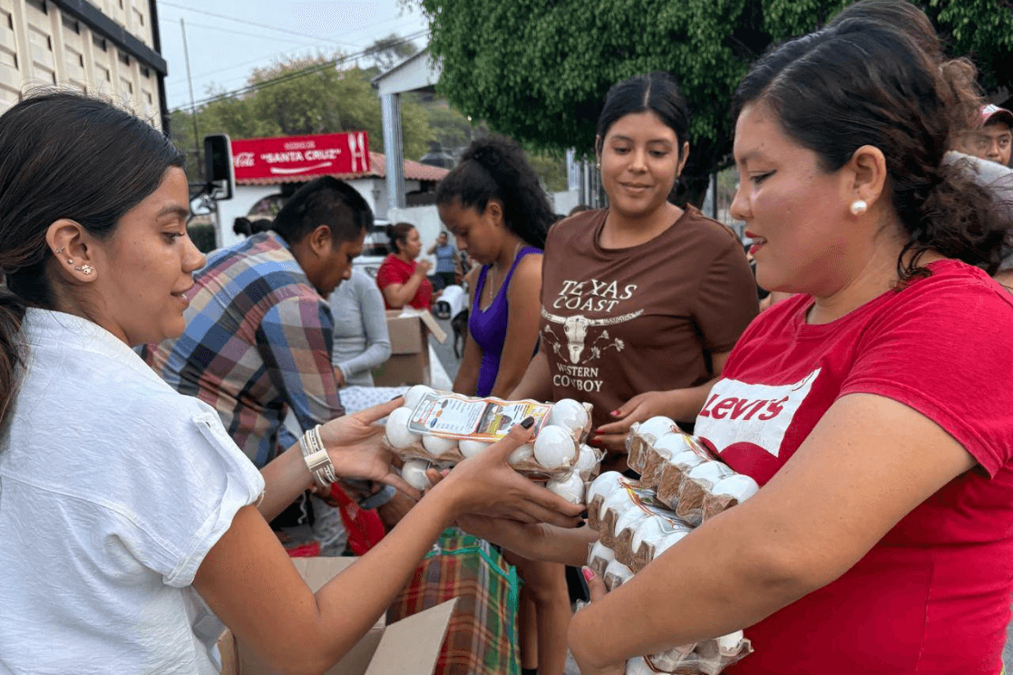 DIF Municipal hace entrega de huevo orgánico a familias de Santa Cruz