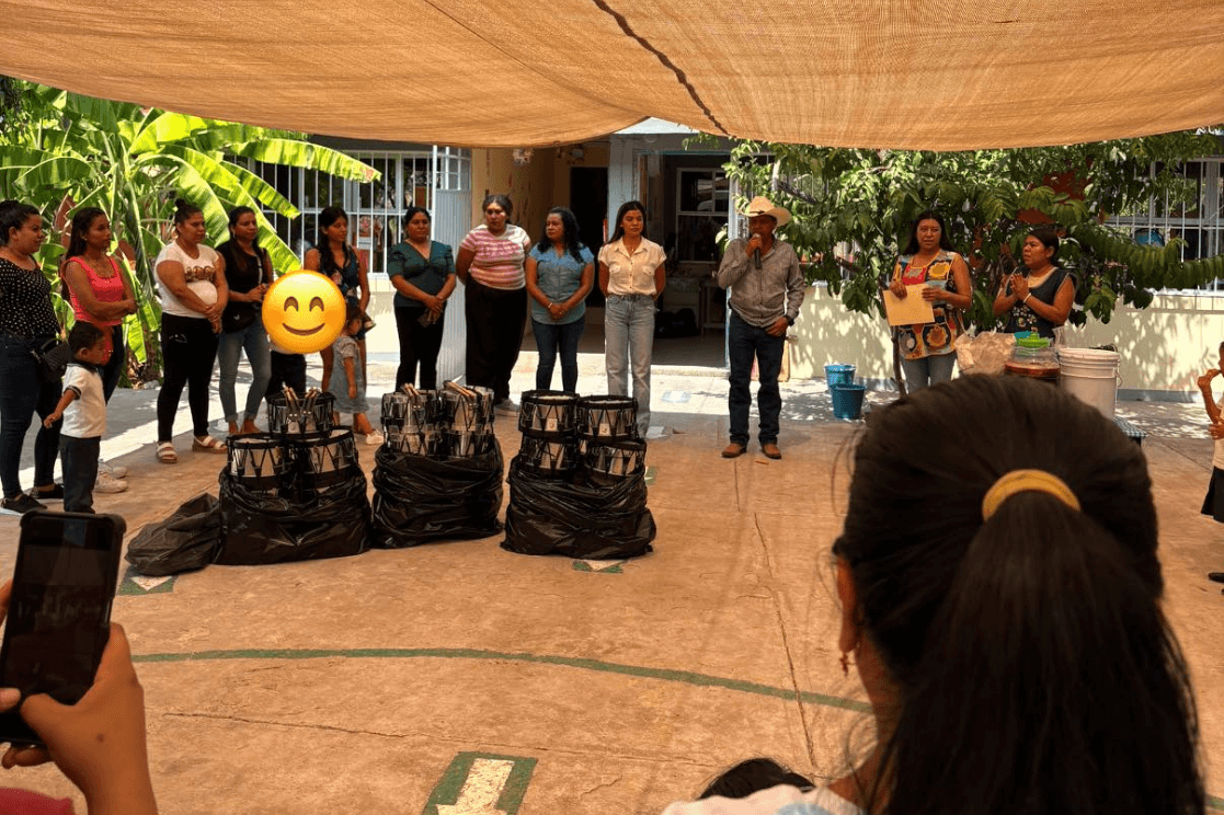 Presidente municipal y DIF Municipal hacen entrega de tambores a Jardín de Niños Colibrí en la comunidad de San Miguel