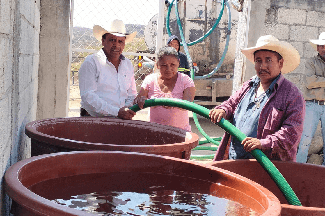 Se realiza lleno de depósito de agua para beneficio de la comunidad La Cruz