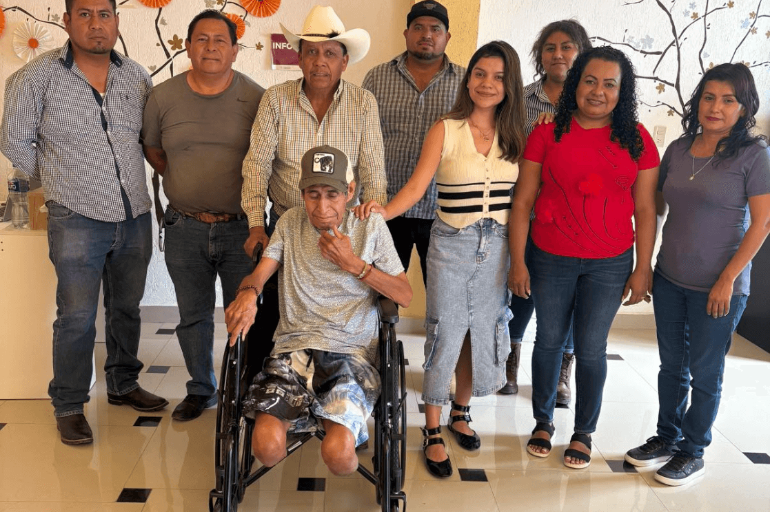 Entrega de silla de ruedas a ciudadano de Teotlalco