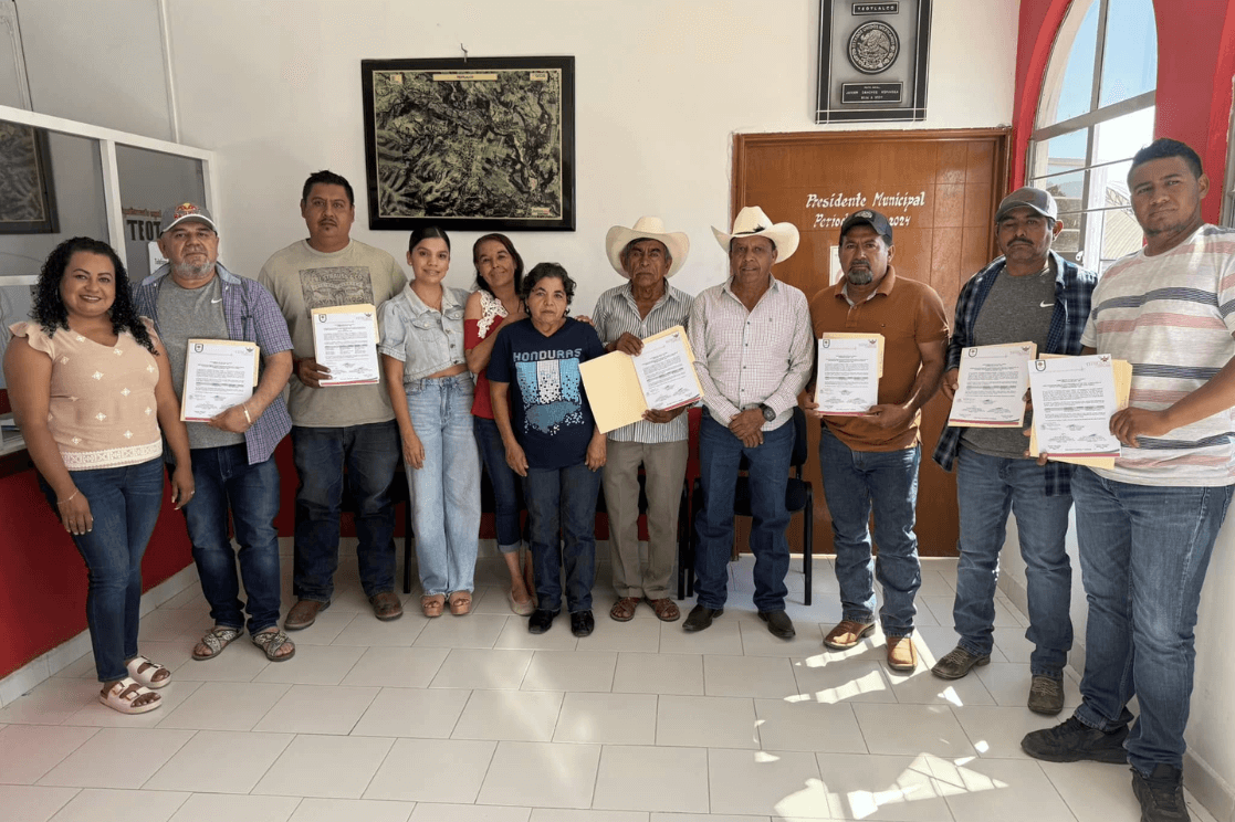 Entrega de constancias a inspectores y presidente auxiliar