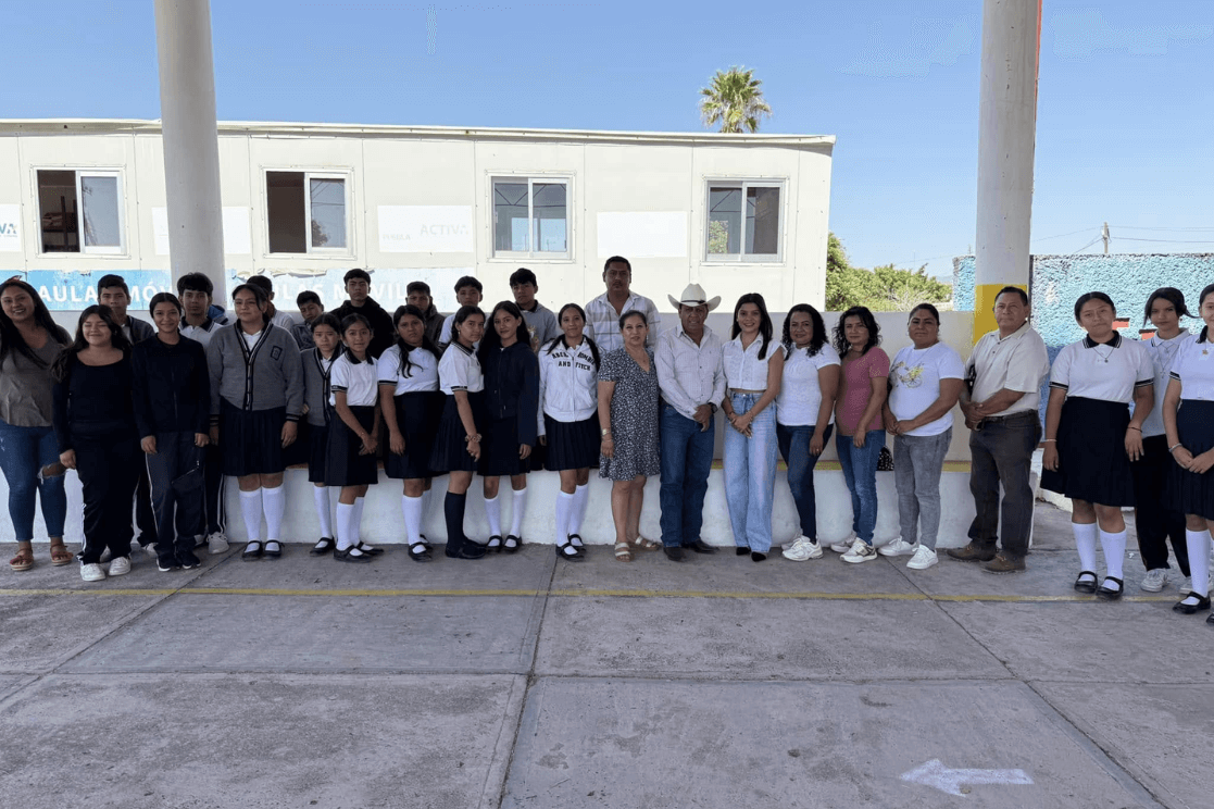 Entrega de apoyo económico al Comité de Padres de familia