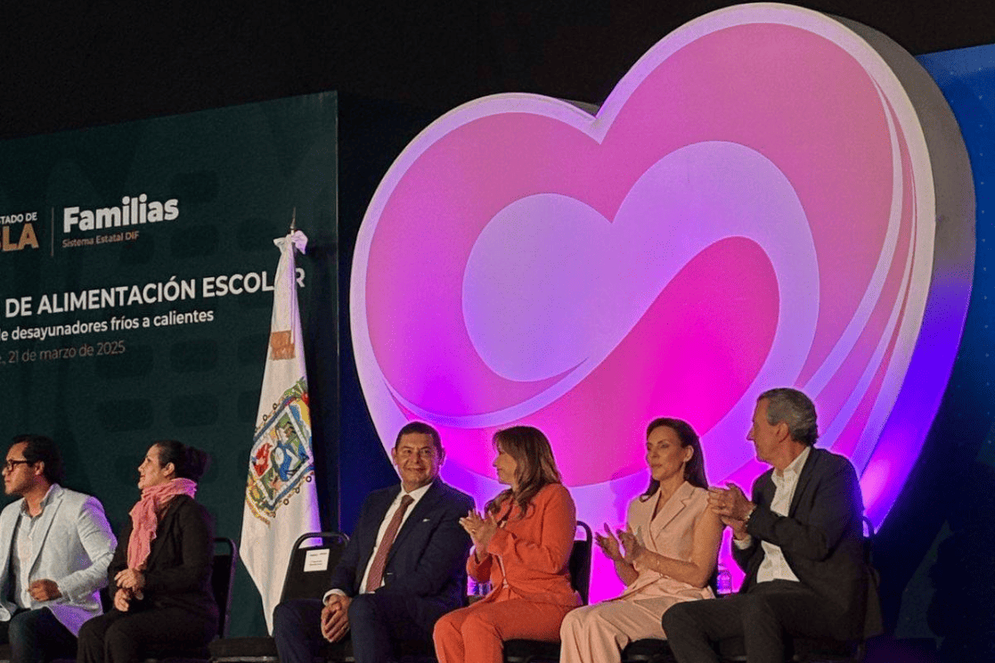 Firma de convenio de la conversión de desayunos fríos a calientes