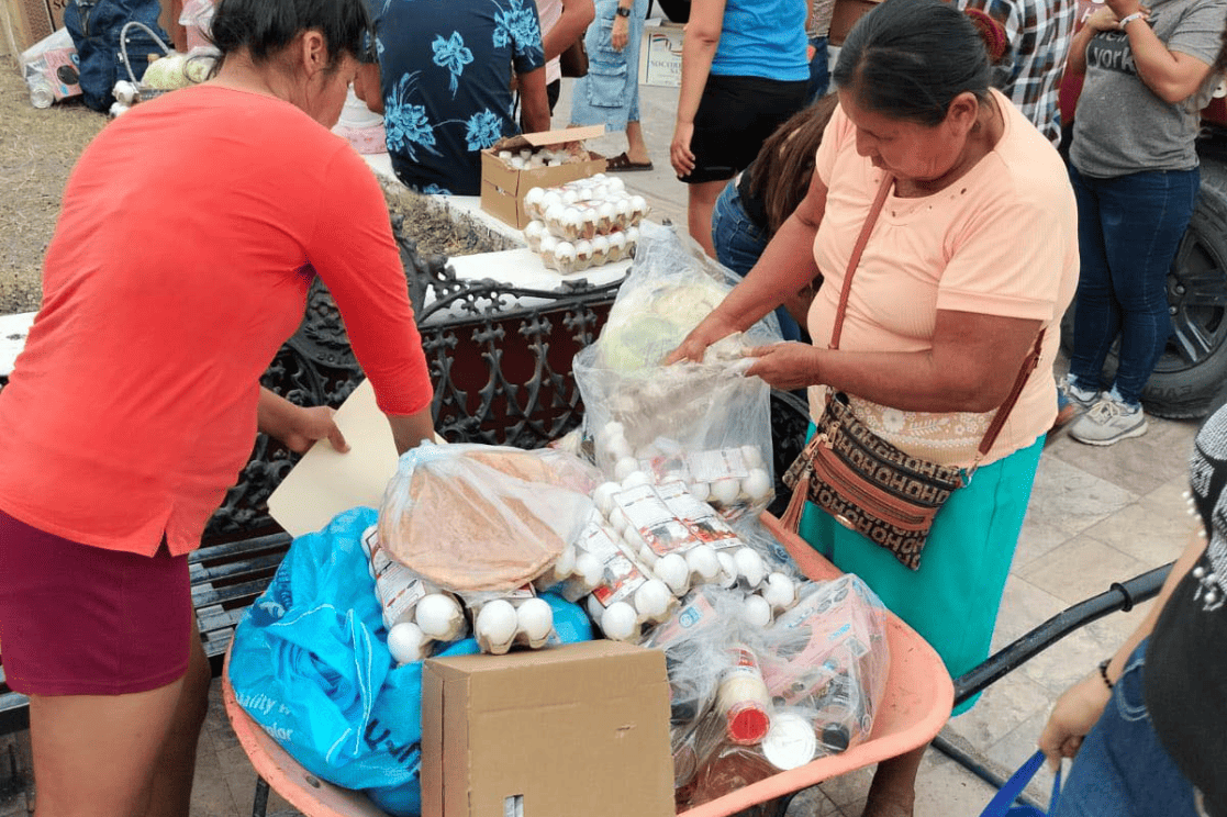 Entrega de despensas en la cabecera Municipal de Teotlalco