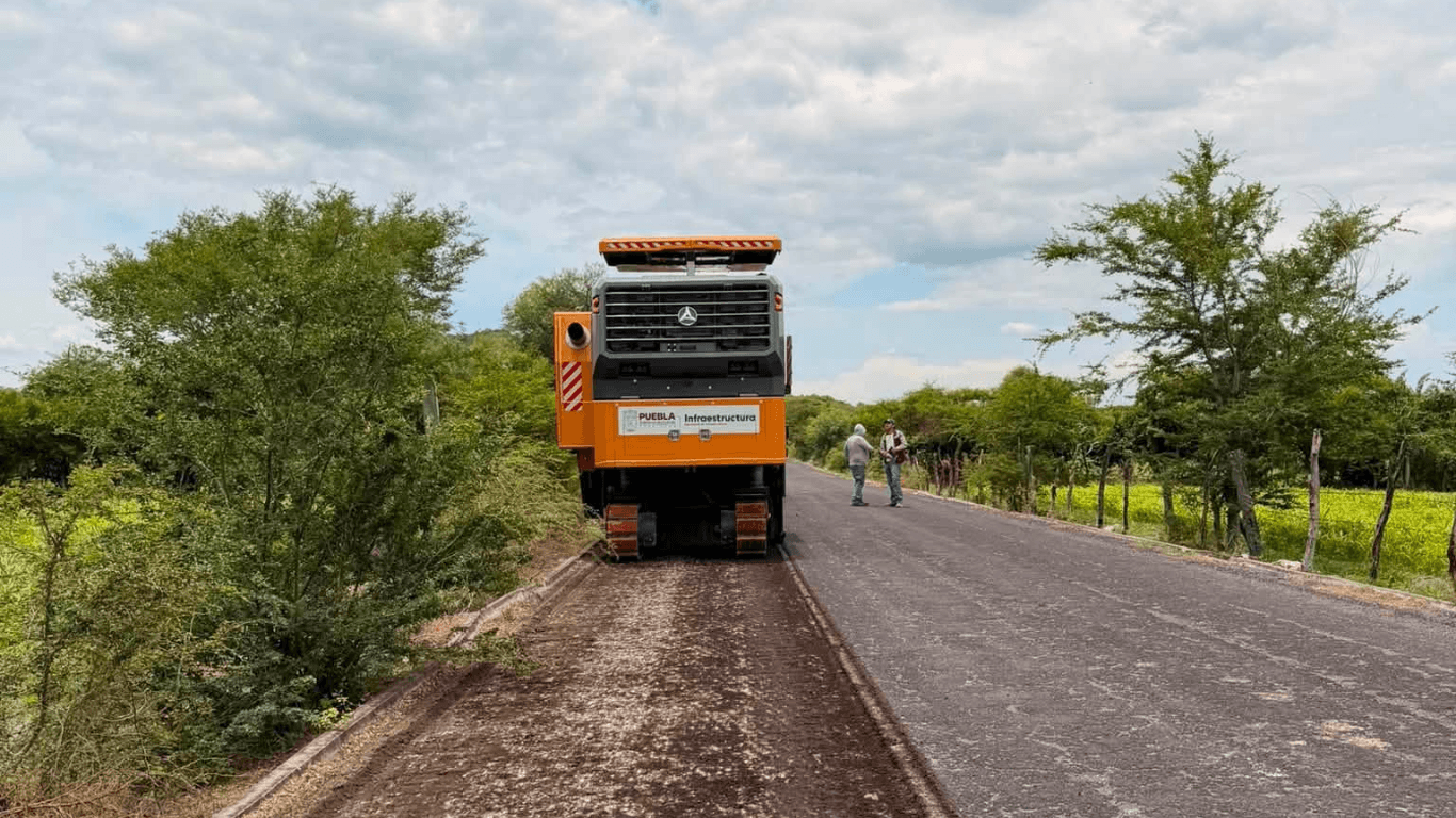 Avanza la rehabilitación de la carretera Achichipico - San Miguel en Teotlalco: exhortan a extremar precauciones